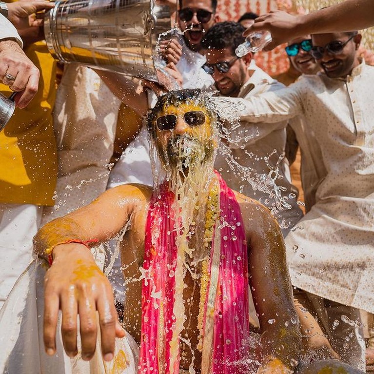 Katrina Kaif dan Vicky Kaushal baru mengekspos momen ritual jelang pernikahan mereka yang meriah. Yuk intip!