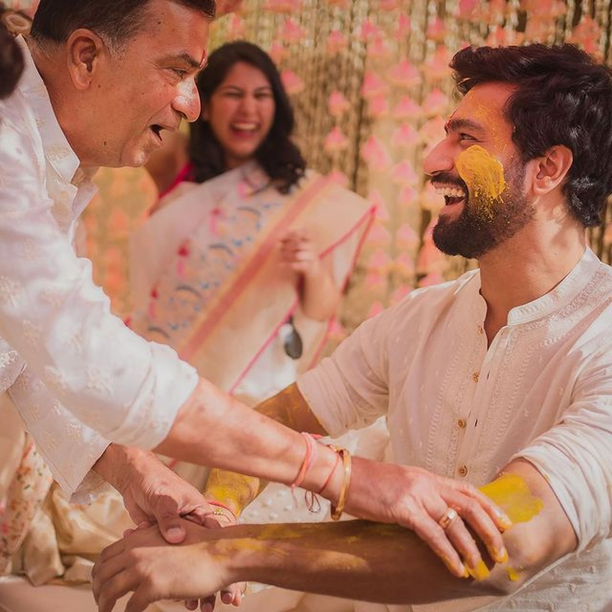 Katrina Kaif dan Vicky Kaushal baru mengekspos momen ritual jelang pernikahan mereka yang meriah&period; Yuk intip&excl;