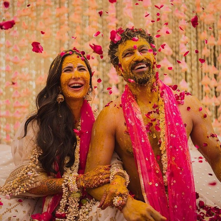 Katrina Kaif dan Vicky Kaushal baru mengekspos momen ritual jelang pernikahan mereka yang meriah. Yuk intip!