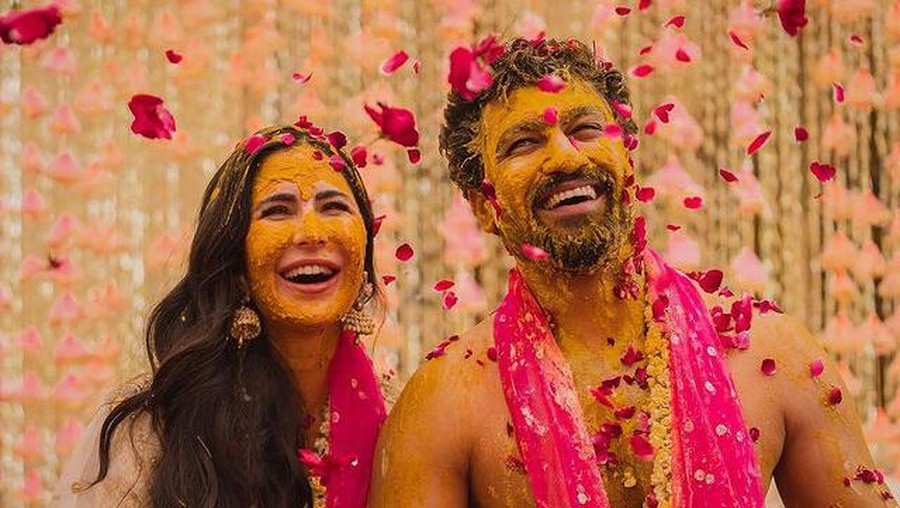 Katrina Kaif dan Vicky Kaushal baru mengekspos momen ritual jelang pernikahan mereka yang meriah. Yuk intip!