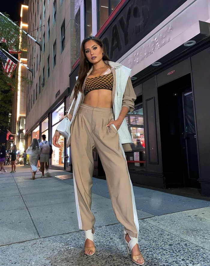 Mendapat kesempatan untuk turut hadir pada event New York Fashion Week, penampilan Andrea rupanya menuai berbagai pujian, lho! Di hari terakhir, ia memilih paduan sporty outfit bernuansa coklat yang simpel namun terlihat stunning. (Foto: instagram.com/andreamezamx)