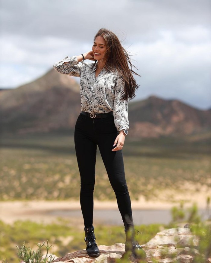Diundang sebagai juri dalam pemilihan Miss South Africa 2021, Andrea tak lupa untuk berfoto di salah satu spot kota Cape Town. Walau hanya mengenakan blouse dengan skinny jeans hitam, ia tetap terlihat berkharisma. (Foto: instagram.com/andreamezamx)