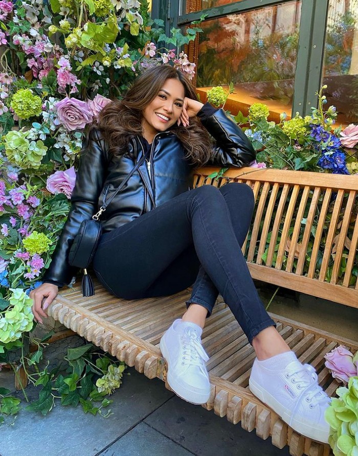 Hanya memadukan jaket kulit hitam dengan skinny jeans berwarna senada, Andrea terlihat cantik saat berfoto di salah satu spot Bryant Park. Tampilannya makin sporty dengan pemilihan sneaker putih dikenakan. (Foto: instagram.com/andreamezamx)