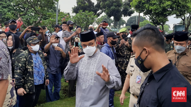 Gubernur DKI Jakarta, Anies Baswedan dan sejumlah pejabat lain menghadiri pemakaman Haji Lulung.