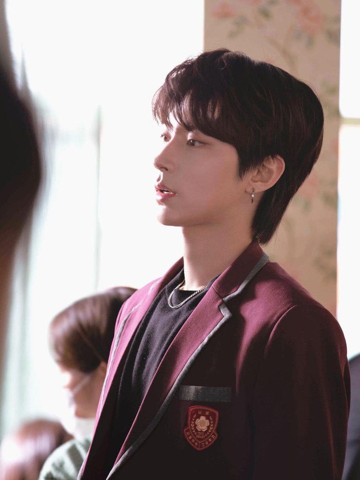 Aktor yang makin terkenal berkat perannya sebagai Han Seo Jun di True Beauty ini pun masuk dalam daftar aktor paling tampan di tahun 2021. Hwang In Youp pun memperoleh vote hingga 25 ribu. Sang aktor pun kini tengah disibukkan syuting drama terbarunya, mulai dari Why Oh Soo Jae? hingga Annarasumanara yang akan tayang tahun 2022./ Foto: Instagram.com/hi_high_hiy