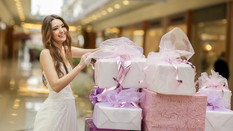 ilustrasi kado pernikahan smiling bride in a white dress holds a box with gifts