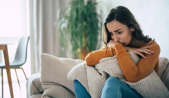 zodiak yang paling takut kesepian juga adalah Cancer. Zodiak ini memiliki hubungan emosional paling dalam dengan orang-orang di sekitarnya, sehingga kesepian terasa sangat mengancam bagi mereka.