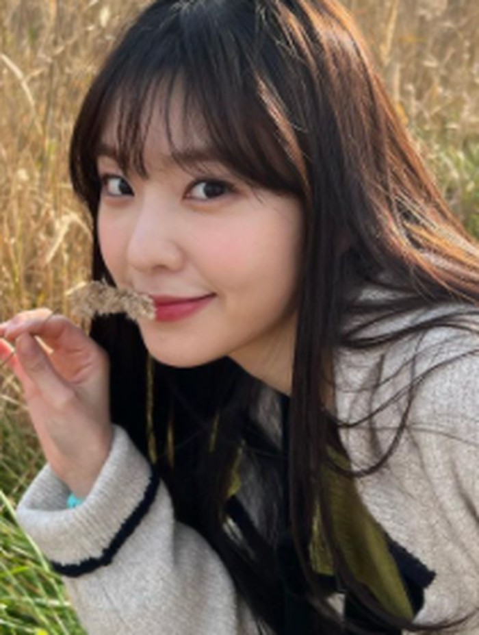 Leader dari Red Velvet yaitu Irene juga punya kulit putih cenderung pucat yang membuat tampilan makeup-nya selalu terlihat lebih kontras. Irene sendiri mengaku kalau dirinya rajin menggunakan skincare untuk merawat kecantikan kulitnya tersebut./ foto: instagram.com/renebaebae