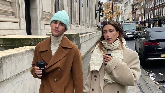 BeauPicks: Contek Gaya Stylish Hailey Bieber Memakai Busana Musim Dingin Warna Netral