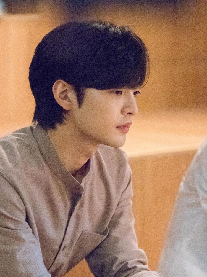 Aktor yang belum lama ini merampungkan drama Dali and Cocky Prince yaitu Kim Min Jae memperoleh vote hingga 52,8 ribu sebagai aktor tertampan di tahun 2021! Selain Dali and Cocky Prince, kamu bisa menyaksikan aktingnya di Dr. Romantic 2, Mr. Sunshine, Do You Like Brahms?, dan masih banyak lagi./ Foto: instagram.com/real.be