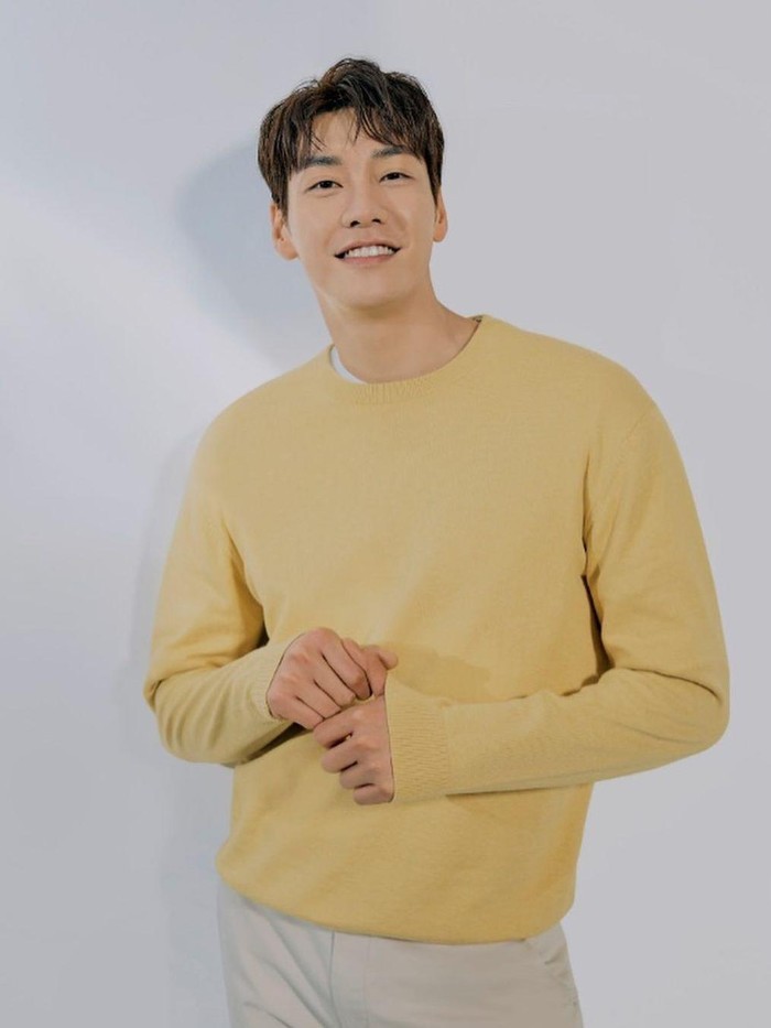 Aktor yang makin terkenal lewat film On Your Wedding Day ini juga menempati posisi keenam sebagai aktor paling tampan menurut fans di 2021. Ia pun menerima vote hingga 20,4 ribu!/ Foto: instagram.com/aksakfn12