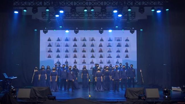 Kelompok paduan suara mahasiswa Universitas Sebelas Maret, Voca Erudita menggelar konser 'Dandelion: Harmony of The New Chapter' yang sempat tertunda pandemi.