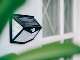 Area Garasi dan Pagar Gelap Bikin Nggak Aman? Ini 3 Lampu Sorot Dinding Tahan Air