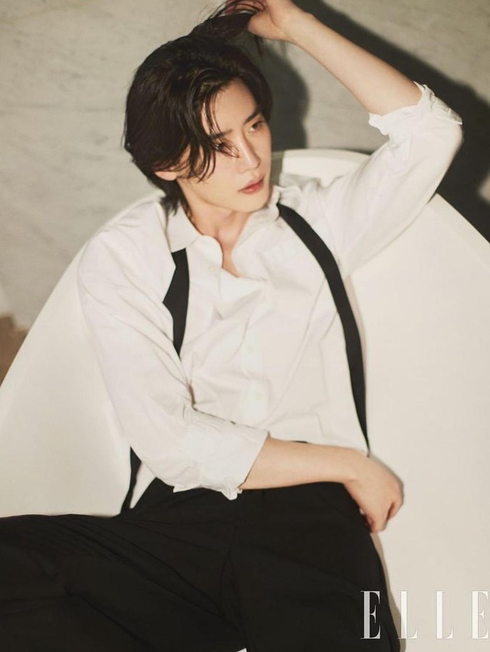 Di urutan pertama, ada Lee Jong Suk dengan perolehan vote sebesar 82 ribu. Memiliki paras rupawan bak 'Dewa', Lee Jong Suk pun sukses tampil dengan peran yang berbeda, mulai dari peran villain yang kejam hingga sosok pria manis dengan perlakuan yang gentleman!/ Foto: instagram.com/jongsuk0206