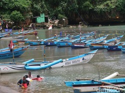 Dihantam Gelombang Tinggi, Tanggul 12 Meter di TPI Baron Ambrol