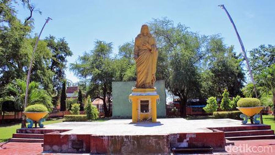 Patung Yesus di Taman Doa Maumere&period;