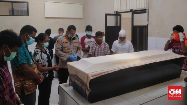 Ahli forensik menyatakan korban tahanan tewas di sel Polsek Katikutana, Sumba Tengah, karena gangguan pernapasan akibat tersumbat sisa makanan.