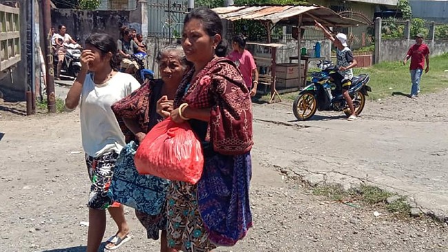 Gempa besar pertama terjadi pada Selasal lalu, kemudian diikuti ratusan gempa susulan yang lebih kecil hingga hari ini.