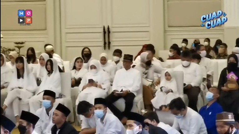 Keluarga mendiang Vanessa Angel dan Bibi Andriansyah gelar tahlilan 40 hari di tempat yang berbeda. Yuk intip potretnya!