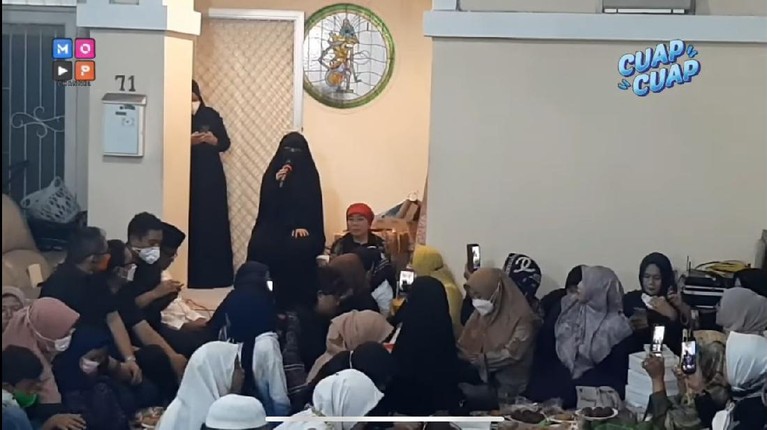 Potret Beda Tahlilan Keluarga Vanessa Angel dan Bibi Andriansyah Keluarga mendiang Vanessa Angel dan Bibi Andriansyah gelar tahlilan 40 hari di tempat yang berbeda. Yuk intip potretnya!