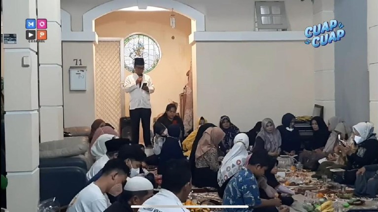 Potret Beda Tahlilan Keluarga Vanessa Angel dan Bibi Andriansyah Keluarga mendiang Vanessa Angel dan Bibi Andriansyah gelar tahlilan 40 hari di tempat yang berbeda. Yuk intip potretnya!