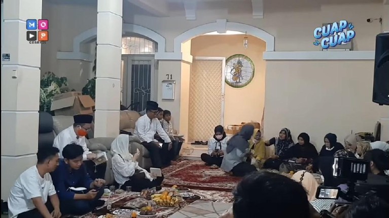 Potret Beda Tahlilan Keluarga Vanessa Angel dan Bibi Andriansyah Keluarga mendiang Vanessa Angel dan Bibi Andriansyah gelar tahlilan 40 hari di tempat yang berbeda. Yuk intip potretnya!