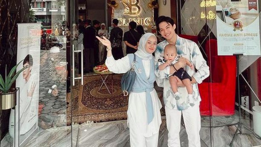 Rey Mbayang yang diberi kejutan oleh Dinda Hauw.