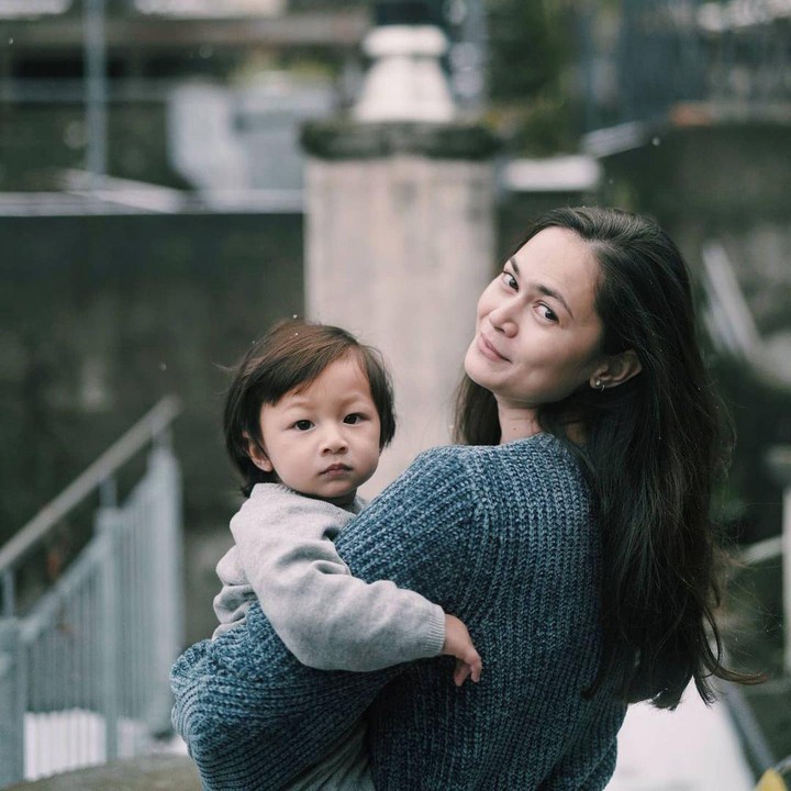 <p>Sabai Dieter begitu menikmati perannya sebagai Bunda dua anak. Tengok saja potretnya yang happy saat momong Mars, putra keduanya. (Foto: Instagram @ringgoagus)</p>