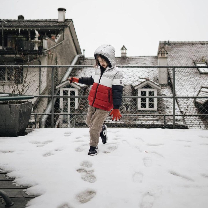 <p>Si Kakak, Bjorka, juga tak kalah happy nih. Ia begitu menikmati suasana musim dingin bersalju di Swiss. (Foto: Instagram @ringgoagus)</p>