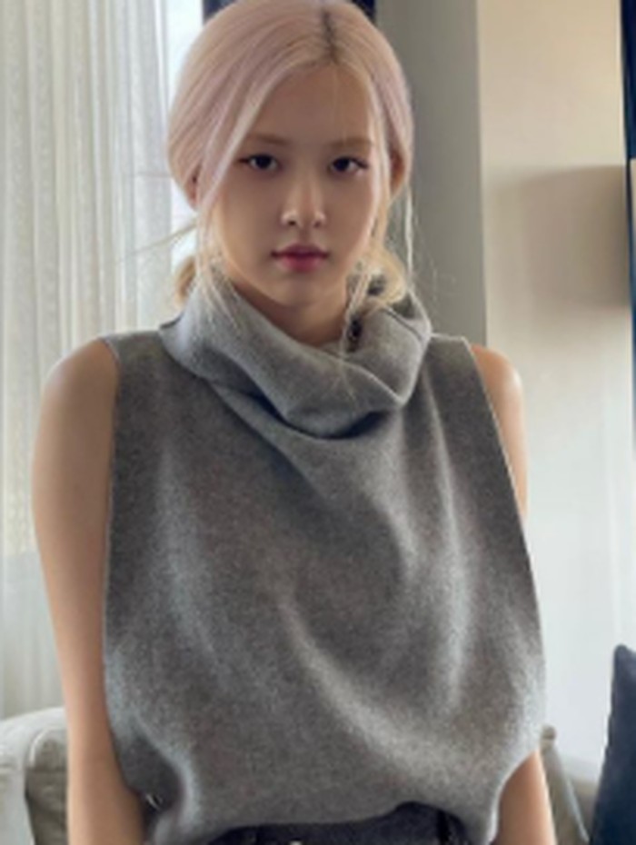 Rose BLACKPINK pun memiliki warna kulit yang terang dan mulus bak sebuah porselen. Ditambah warna rambutnya yang hampir selalu berwarna pirang, membuat visual sang idol K-Pop cocok untuk bermain dalam sebuah drama Korea dengan peran vampir memesona, ya!/ foto: instagram.com/roses_are_rosie