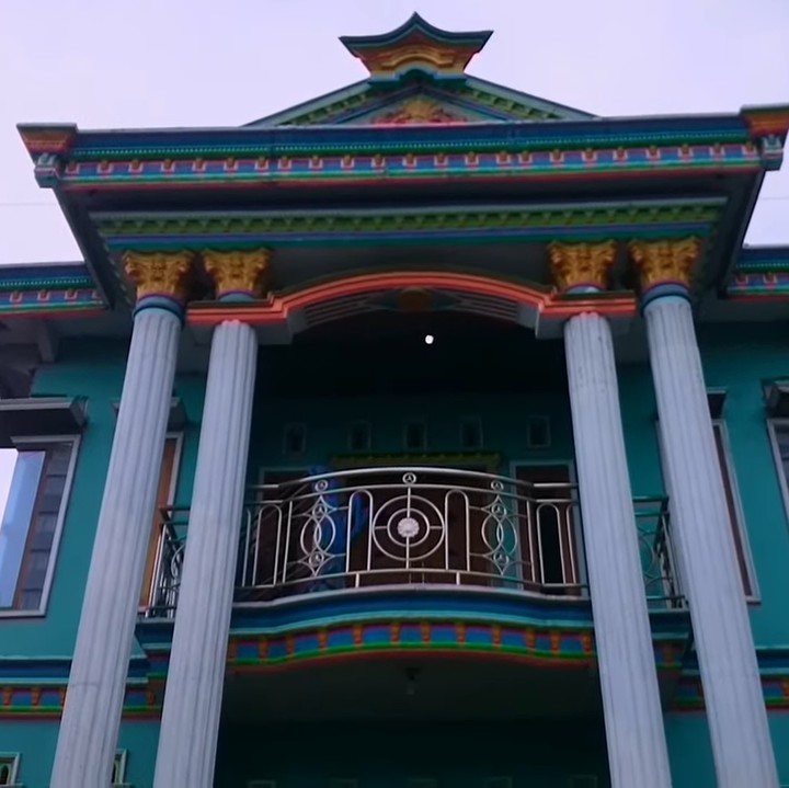 <p>Saat didekati, rumah tersebut terdiri dari dua lantai yang dibangun di atas tanah luas. Atapnya yang megah menjulang tinggi dengan gaya arsitektur yang menonjolkan kesan mewah. (Foto: YouTube Jejak Bang Ibra)</p>