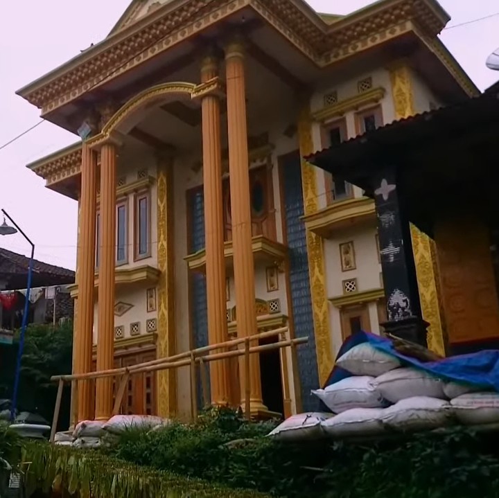 <p>Tak hanya satu, masih ada beberapa rumah megah dengan desain serupa di desa tersebut. (Foto: YouTube Jejak Bang Ibra)</p>