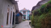 <p>Di lereng gunung Merbabu, Jawa Tengah, terdapat desa terpencil bernama Kampung Suwanting. Ketika menyusuri gang sempit di desa tersebut, Bunda dapat melihat rumah megah dari kejauhan. (Foto: YouTube Jejak Bang Ibra)</p>