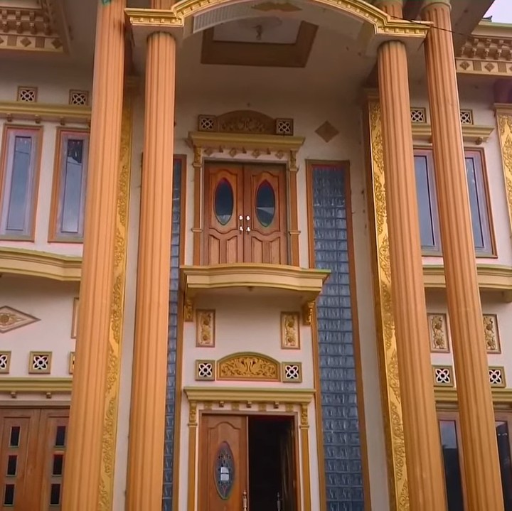<p>Jangan salah, rumah-rumah mewah ini merupakan kediaman para petani sayur sukses di desa tersebut.(Foto: YouTube Jejak Bang Ibra)</p>