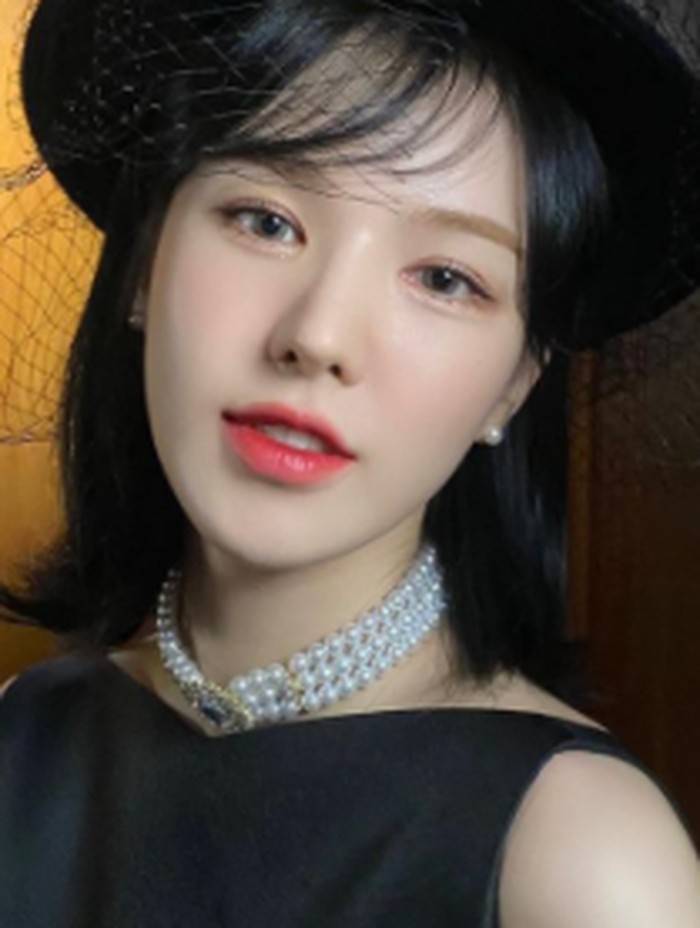 Selain Irene, Wendy Red Velvet juga menjadi anggota yang memiliki kulit dengan warna yang sangat terang. Dengan warna kulitnya tersebut, penampilan Wendy jadi terlihat semakin mirip boneka dengan kulit bak porselen!/ foto: instagram.com/todayis_wendy