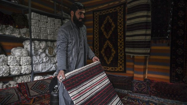 FOTO: Menenun Permadani, Menenun Harapan Warga Afghanistan