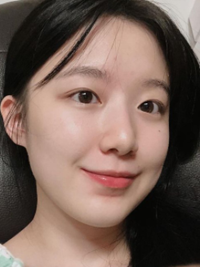 Shuhua, member dari G-IDLE, dikenal memiliki visual-nya yang cantik seperti seorang putri. Dengan warna kulitnya yang sangat menunjukkan fair skin tone, sehingga banyak penggemar yang menjulukinya sebagai Snow White, salah satu karakter Princess yang ikonik!/ foto: instagram.com/yeh.shaa_