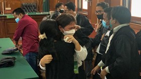 Tangis Stella Monica Pecah Usai Bebas Jerat UU ITE di PN Surabaya