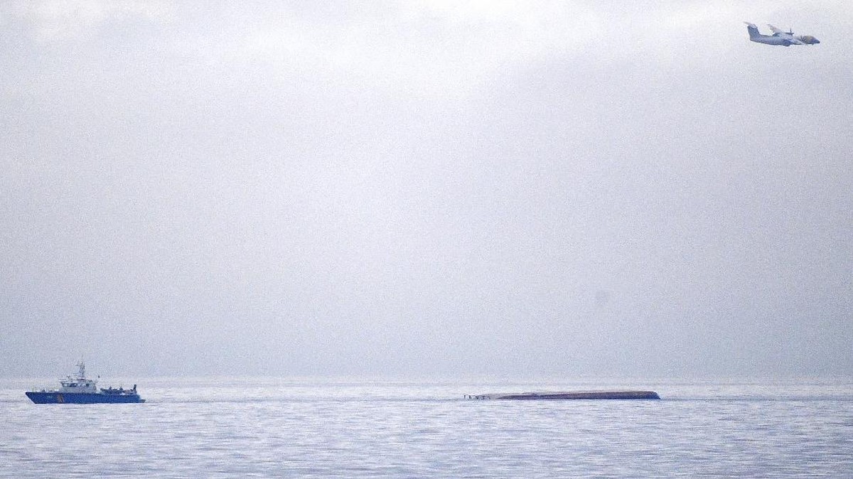 FOTO: Kapal Tongkang Denmark Terbalik Usai Tabrakan di Laut Baltik
