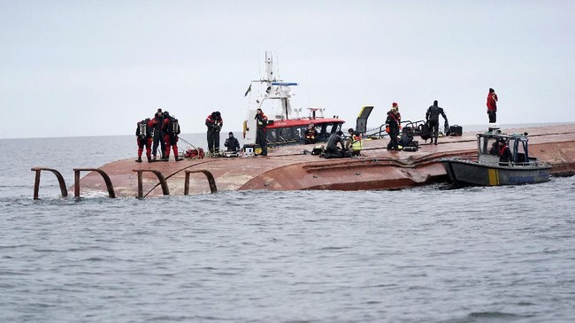 FOTO: Kapal Tongkang Denmark Terbalik Usai Tabrakan di Laut Baltik