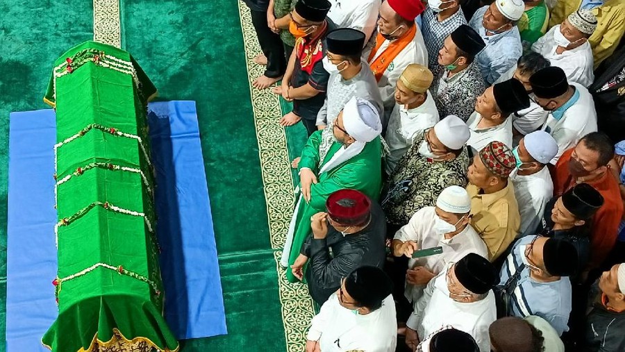 Terlihat pula Gubernur DKI Jakarta Anies Baswedan berada di barisan depan untuk melakukan salat jenazah. Selain itu, Wakil Gubernur (Wagub) DKI Jakarta Ahmad Riza Patria ikut menyalatkan jenazah Haji Lulung. (Karin Nur Secha/detikcom) Terlihat pula Gubernur DKI Jakarta Anies Baswedan berada di barisan depan untuk melakukan salat jenazah. Selain itu, Wakil Gubernur (Wagub) DKI Jakarta Ahmad Riza Patria ikut menyalatkan jenazah Haji Lulung. (Karin Nur Secha/detikcom)
