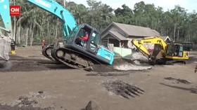 VIDEO: Alat Berat Dikerahkan Bersihkan Material Vulkanik Semeru