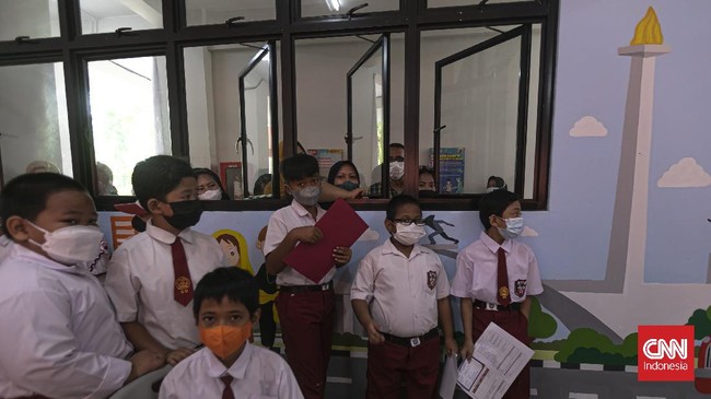 OJK mengatakan 43,4 juta pelajar telah memiliki rekening di bank per kuartal III 2021 dengan nilai Rp26,3 triliun. 