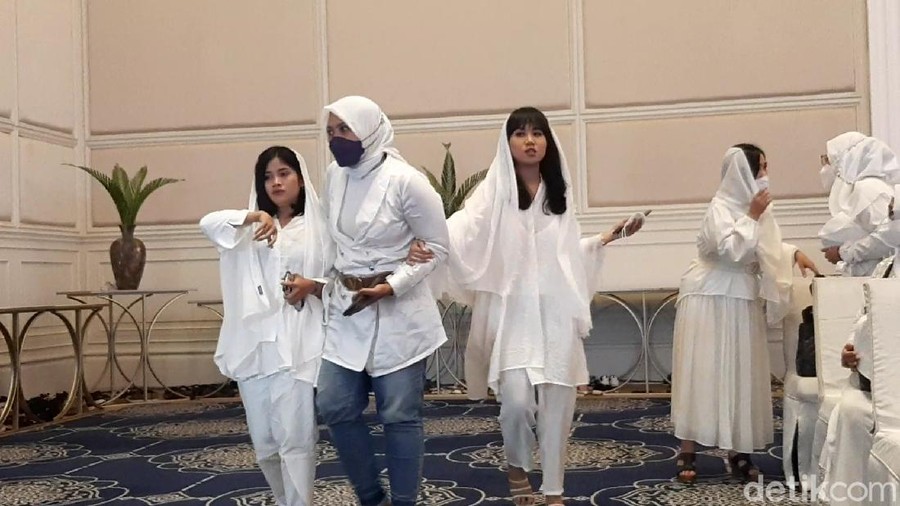Momen Chika dan Mayang nyanyi ditahlilan 40 hari Vanessa Angel