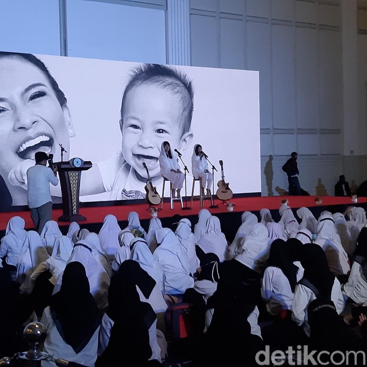 <p>Sejumlah potret kenangan Vanessa Angel bersama sang putra, Gala, juga diperlihatkan di layar The Tribrata. Acara berlangsung semakin khidmat dan haru. (Foto: Febri/detikHOT)</p>