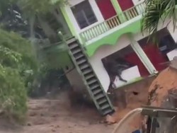 Viral Bangunan Kos di Padangsidimpuan Sumut Roboh Terbawa Arus Sungai