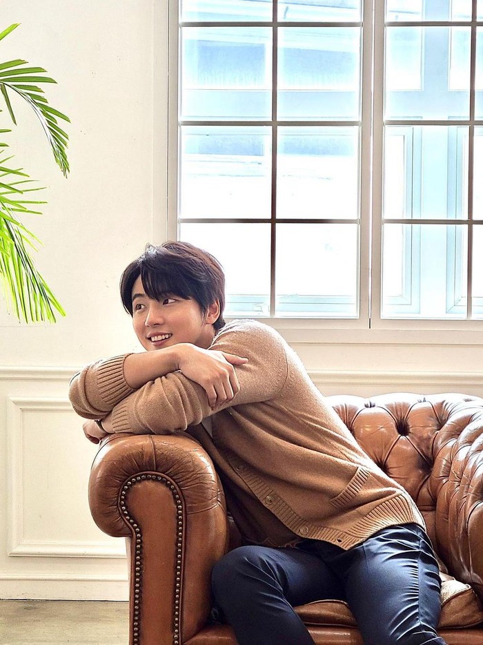 Aktor dengan wajah baby face ini pun memperoleh vote sebagai aktor tertampan sebanyak 34,9 ribu! Untuk kamu yang penasaran dengan akting Yoon Shi Yoon, kamu bisa menonton dramanya seperti King of Baking, Kim Tak Gu, Hit the Top, hingga Psycopath Diary./ Foto: instagram.com/moa_ent