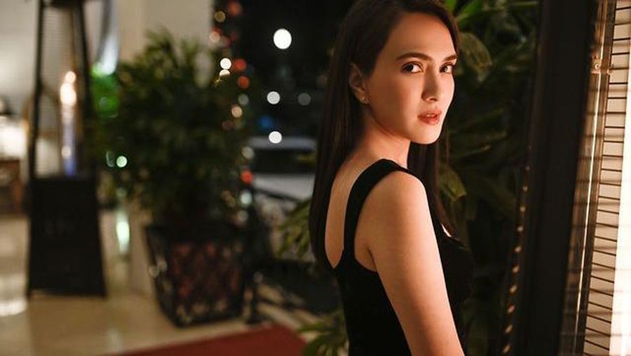 Shandy Aulia dan suaminya baru saja melakukan makan malam romantis merayakan anniversary ke 10. Yuk intip!