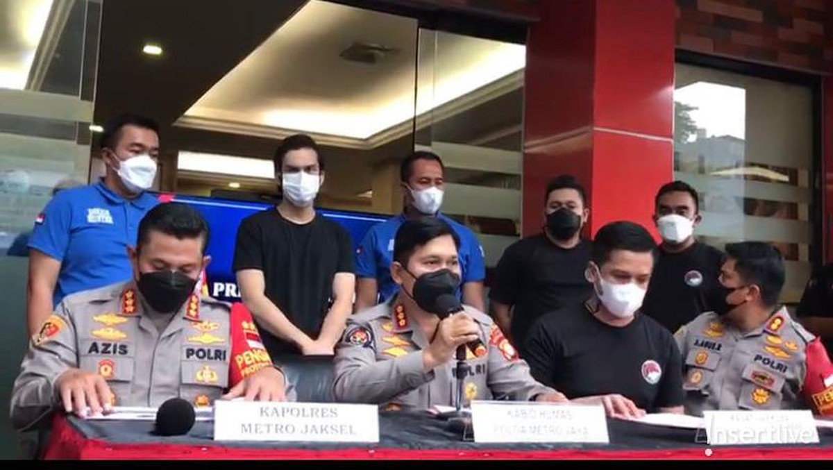 Baru-baru ini publik dihebohkan dengan kasus narkoba yang menjerat aktor tampan&comma; Rizky Nazar yang kini ditetapkan tersangka&period; Yuk intip&excl;