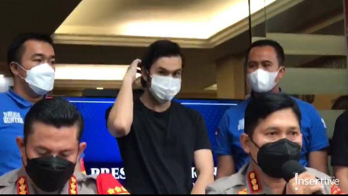 Baru-baru ini publik dihebohkan dengan kasus narkoba yang menjerat aktor tampan&comma; Rizky Nazar yang kini ditetapkan tersangka&period; Yuk intip&excl;